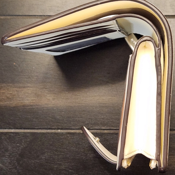 KATE SPADE Med Compact Saffiano Leather in Meringue  NWT - Picture 10 of 12